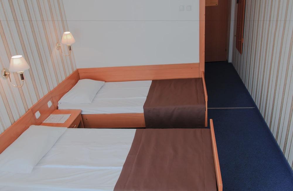 Adria 3*